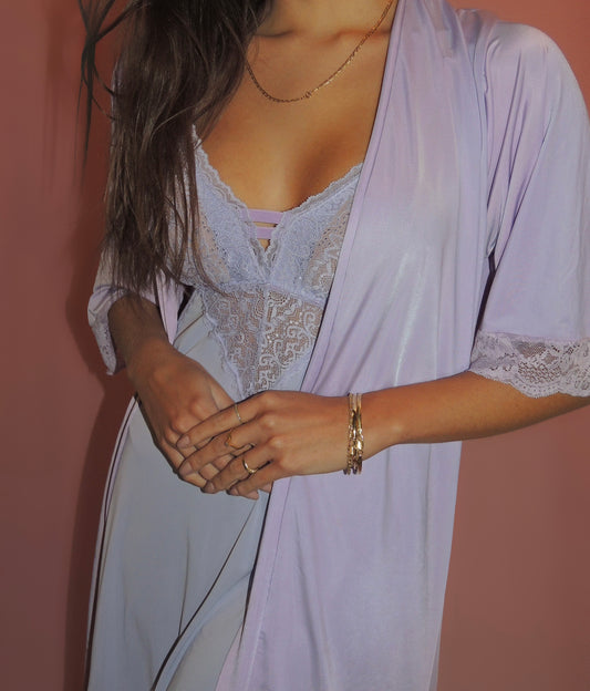 CONJUNTO CAMISOLA E ROBE LILÁS